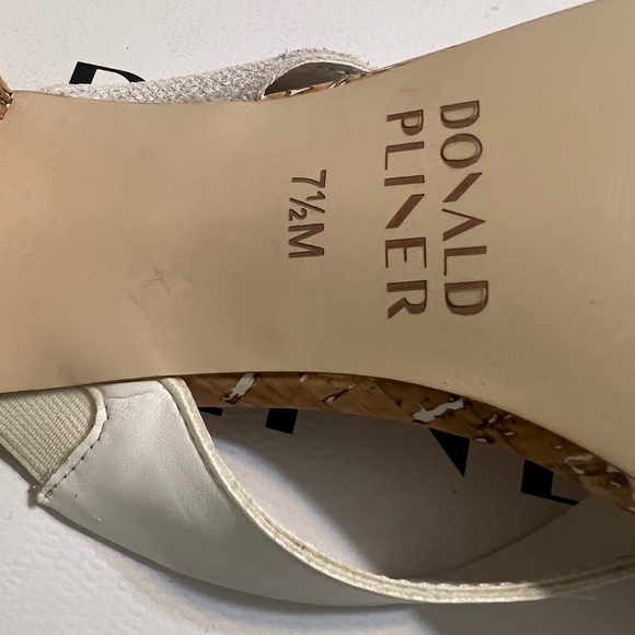 Donald Pliner sandals. Dona sandal. White leather and silver straps. - Picture 4 of 6